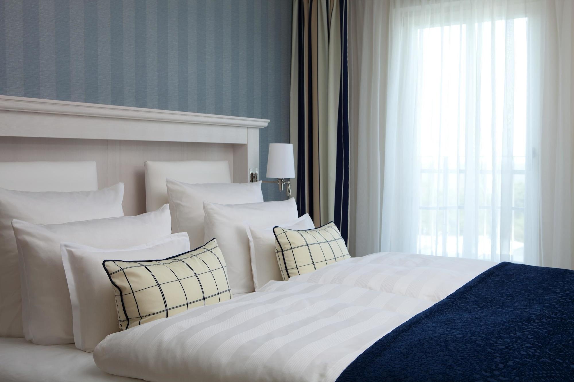 Steigenberger Grandhotel & Spa Heringsdorf Buitenkant foto A bed with a bed runner