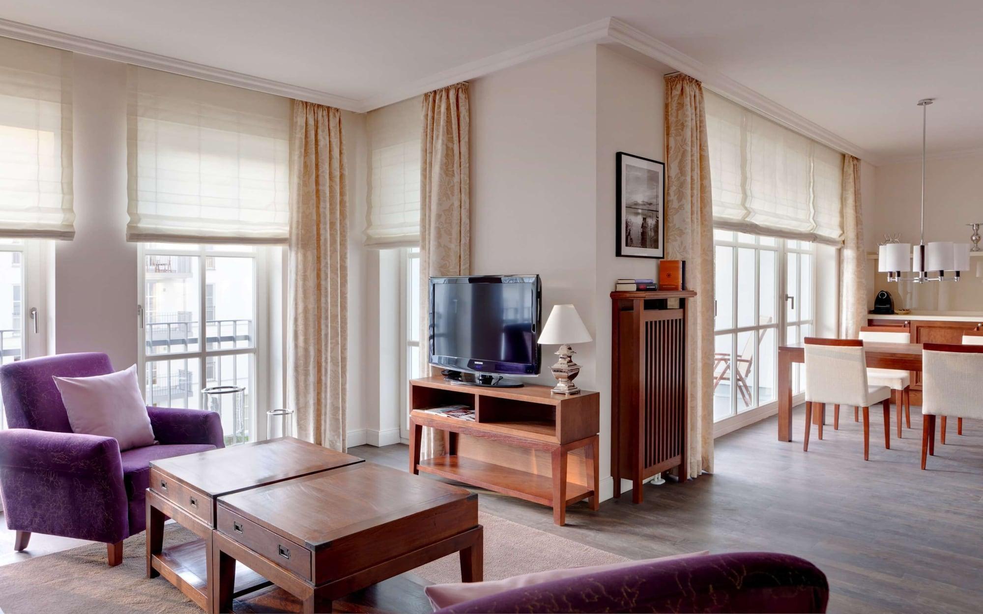 Steigenberger Grandhotel & Spa Heringsdorf Buitenkant foto A living room with a television