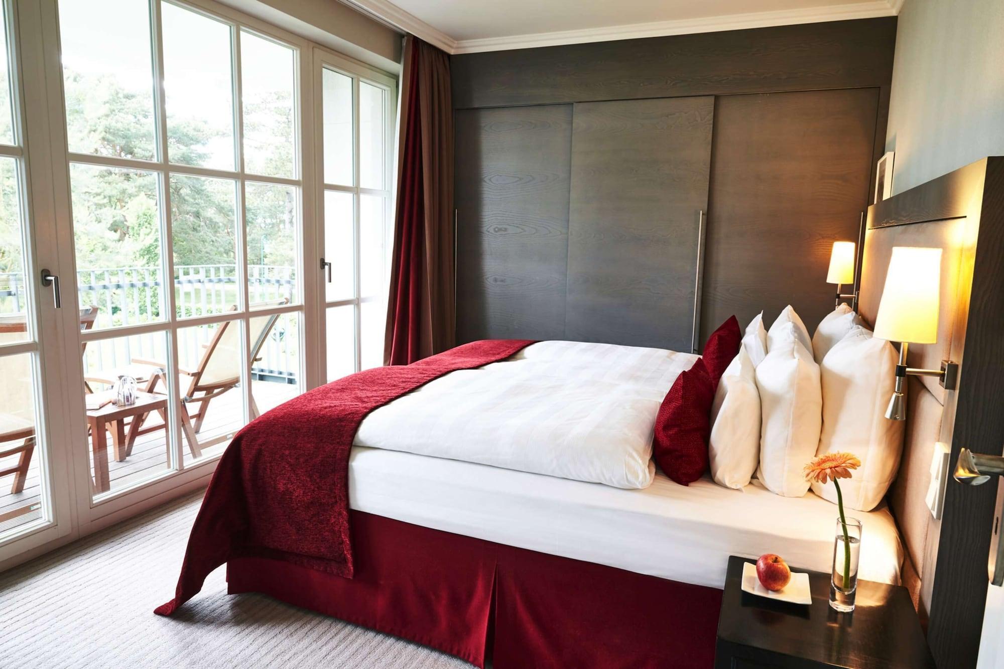 Steigenberger Grandhotel & Spa Heringsdorf Buitenkant foto A bed with a bed skirt
