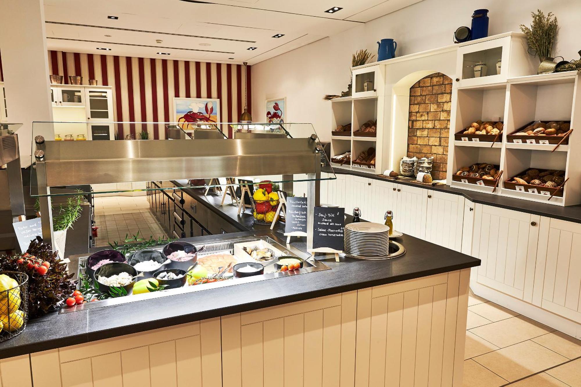 Steigenberger Grandhotel & Spa Heringsdorf Buitenkant foto A buffet at a hotel