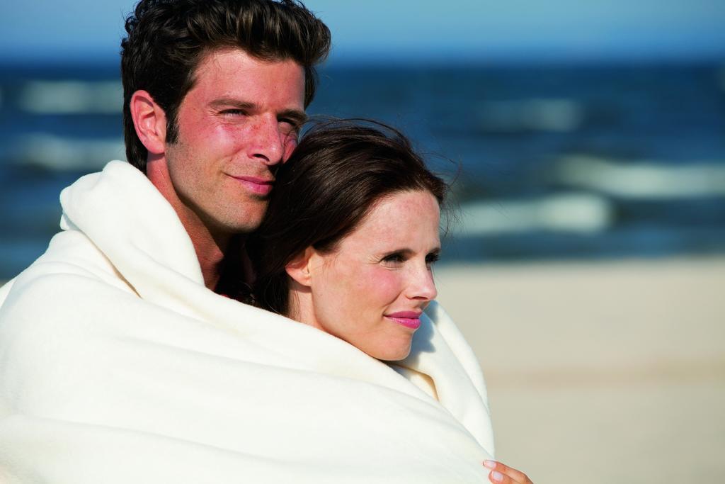 Steigenberger Grandhotel & Spa Heringsdorf Buitenkant foto A couple wrapped in a blanket